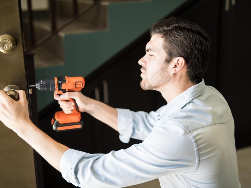profile-view-attractive-handyman-using-power-drill-fix-door-knob-house_662251-2747 (2)